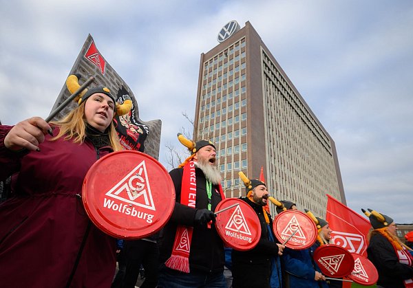 Lautstarker Protest bei VW direkt am Vorstandhochhaus in Wolfsburg. - © Julian Stratenschulte/dpa Pool/dpa