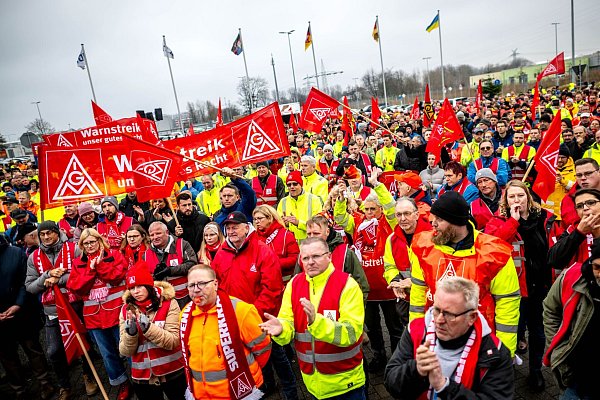 Streikende stehen vor dem Volkswagen-Werk Emden. - © Sina Schuldt/dpa