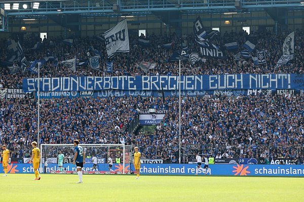 Fans von Arminia Bielefeld zeigen Solidarität mit von Stadionverboten Betroffenen. - © Friso Gentsch/dpa