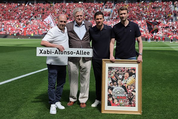 Geschenk für Alonso - © Rolf Vennenbernd/dpa