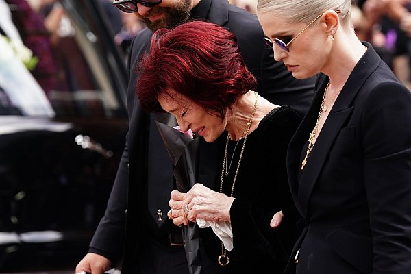 Sharon Osbourne (m.) legte Blumen an den Gedenkort. - © Jacob King/PA Wire/dpa