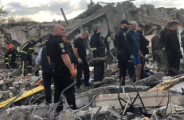 Rettungskräfte suchen nach Opfern des russischen Raketenangriffs. - © Uncredited/Ukrainian Police Press Office/AP/dpa