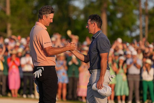 Justin Rose (l.) zwang den Champion am Schlusstag in ein Stechen. - © Matt Slocum/AP/dpa