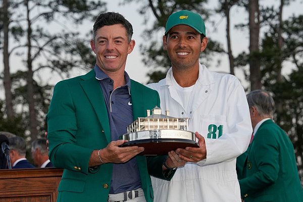 «Massiver Anteil» am Erfolg: McIlroy über seinen Caddie und Jugendfreund Harry Diamond (r.). - © David J. Phillip/AP/dpa
