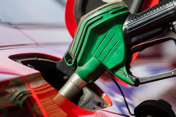 Ein steigender CO2-Preis könnte Tanken teurer machen. - © Christophe Gateau/dpa