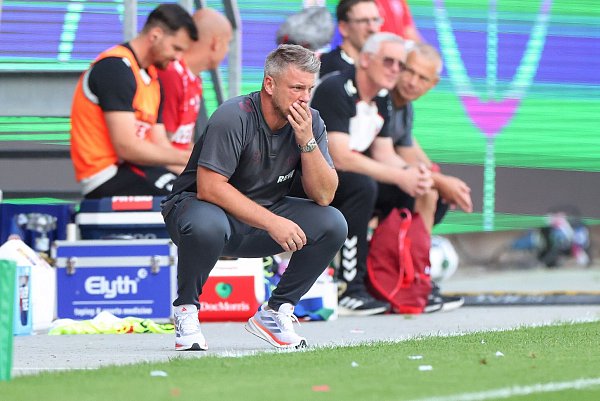Köln-Trainer Lukas Kwasniok hat noch viel Arbeit vor sich. - © Daniel Löb/dpa