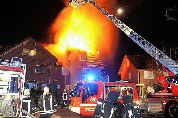 Der Dachstuhl des zweieinhalbgeschossigen Reihenhauses wurde völlig zerstört. - © FOTO: MARC KÖPPELMANN