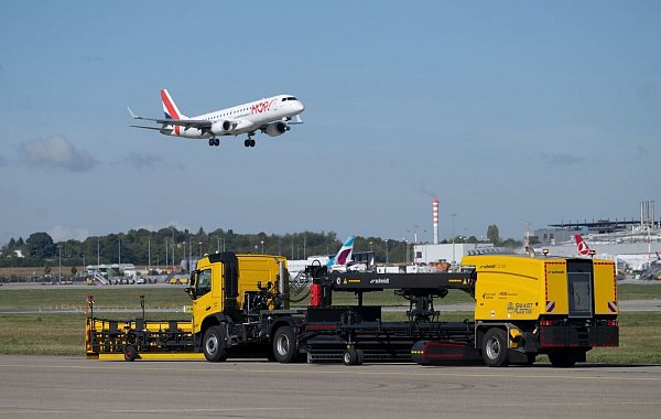 Einige Flughäfen in Deutschland wollen selbstfahrende Schneeräumfahrzeuge einsetzen. (Archivbild) - © Marijan Murat/dpa
