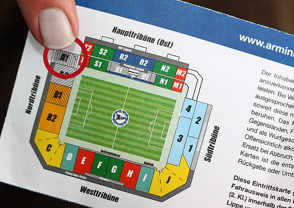 Der Block A1 bietet Gästefans beste Sicht auf die neue Haupttribüne. - © FOTO: ANDREAS FAHL