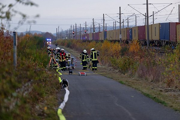 Die Feuerwehr war mit einem Großaufgebot im Einsatz. - © Henning Kaiser/dpa