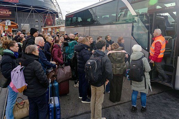 Die Bahn bot Busse als Ersatz für die ausgefallenen Züge an. Es bildeten sich lange Schlangen. - © Henning Kaiser/dpa