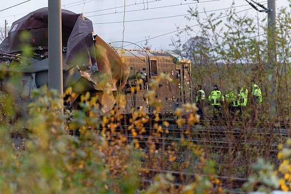 Die betroffene Bahnstrecke zwischen Köln und Aachen bleibt wohl tagelang gesperrt. - © Henning Kaiser/dpa