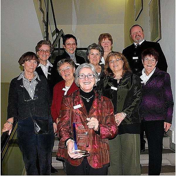 Es freuten sich Sigrid Hamann (vorne) Helga Runde, Inge Gastell, Ingrid Meier, Isabeau Wiehmeier, Elisabeth Hornberger (1. Reihe, v.l.), Amanda Lowe, Beatrix Pichler, Elisabeth Meinhardt und Dr. Jochen-Ernst Matzke, Chefarzt des St. Johannisstift. Es fehlen Maria Safarovic und Angelika Joachim. - © FOTOS: LEAH LAVEN