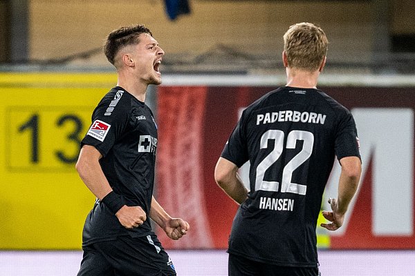 Paderborns Florent Muslija (l) zieht Schalke seinem Tor zum 3:0 den Stecker. - © David Inderlied/dpa