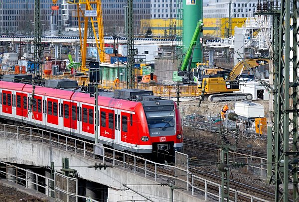 Den schlechten Zustand der Infrastruktur und die zahlreichen Baustellen merken Fahrgäste jeden Tag - wie etwa in München auf der Stammstrecke. (Archivbild) - © Sven Hoppe/dpa