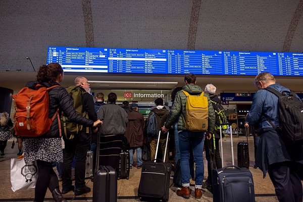 Chaos bei der Bahn ist für viele Fahrgäste schon reine Gewohnheit. (Archivbild) - © Thomas Banneyer/dpa