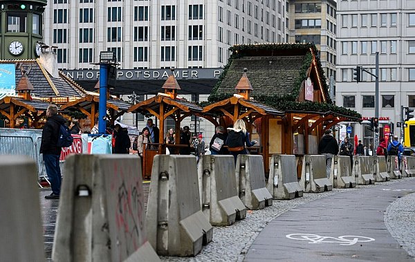 In Berlin und den anderen deutschen Städten werden die Weihnachtsmärkte mit Sperrelementen gesichert. - © Jens Kalaene/dpa