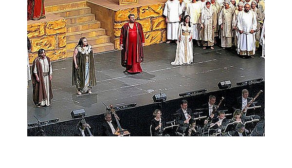 "Nabucco" begeistert
4.100 Zuschauer - © HALLE