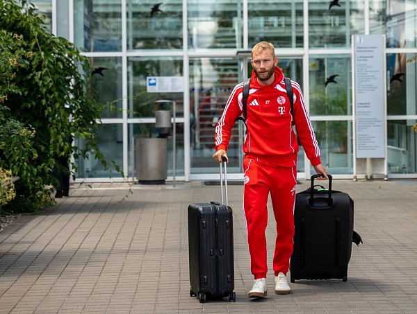 Konrad Laimer und seine Teamkollegen kehrten am Montag aus den USA zurück. - © Leonie Asendorpf/dpa
