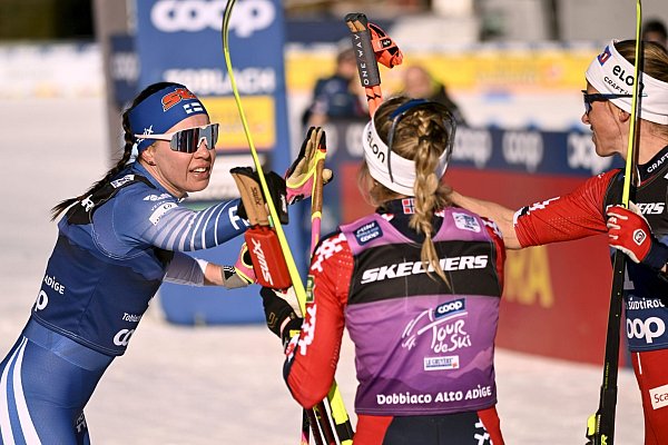 Das siegreiche Trio der vierten Etappe der Tour de Ski, Kerttu Niskanen aus Finnland (l), Astrid Öyre Slind (r) und Therese Johaug aus Norwegen (M), beglückwünscht sich. - © Emmi Korhonen/Lehtikuva/dpa