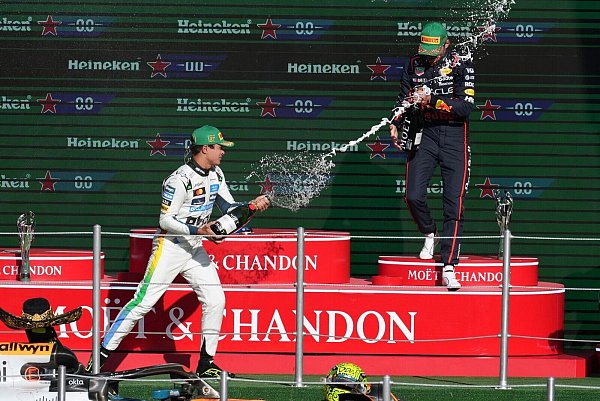 Kann Max Verstappen (r.) den Rückstand im WM-Kampf noch aufholen? - © Eduardo Verdugo/AP/dpa