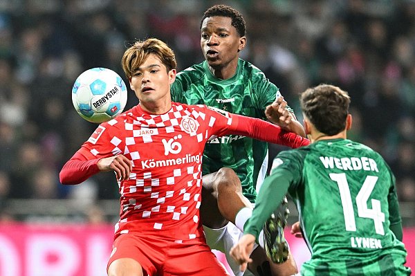 Kaishu Sano (l) von Mainz 05 wird von den Bremern Skelly Alvero (M) und Senne Lynen bedrängt. - © Carmen Jaspersen/dpa