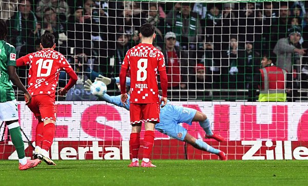 Der Mainzer Torwart Robin Zentner pariert einen Elfmeter von Werders Marvin Ducksch. - © Carmen Jaspersen/dpa