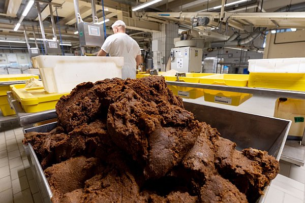 Viele Menschen wundern sich jedes Jahr erneut über den frühen Verkaufsstart von Weihnachtsspezialitäten. - © Daniel Karmann/dpa