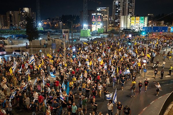 Der Druck auf Israels Premier wächst auch im eigenen Land. - © Ilia Yefimovich/dpa