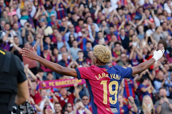 Lamine Yamal ist einfach nicht zu stoppen. - © Joan Monfort/AP/dpa