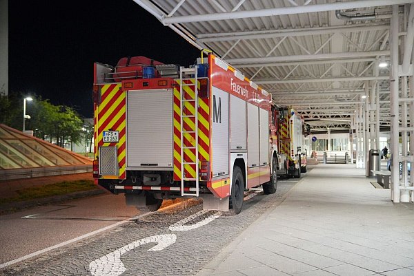 Auch die Feuerwehr ist am Flughafen im Einsatz. - © Enrique Kaczor/onw-images/dpa