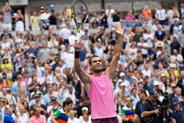 Carlos Alcaraz möchte im Finale der US Open Jannik Sinner als Nummer eins der Welt ablösen. - © Seth Wenig/AP/dpa