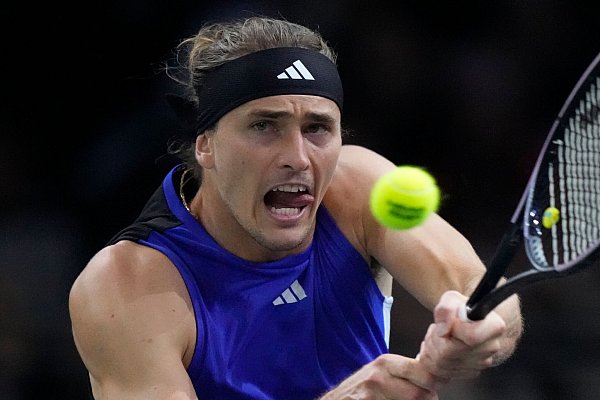 Tennisstar Alexander Zverev gewinnt sein Achtelfinalmatch beim Tennisturnier in Paris. - © Michel Euler/AP
