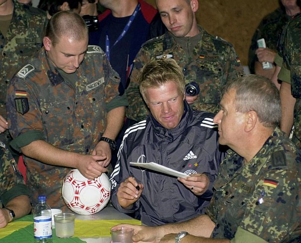 Kapitän Oliver Kahn gibt deutschen Soldaten Autogramme. - © Bernd Weißbrod/dpa