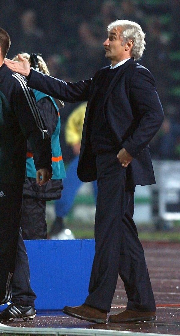 Teamchef Rudi Völler beim Spiel in Sarajevo, das 1:1 ausging. - © Achim Scheidemann/dpa