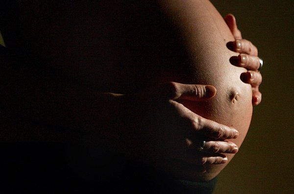 Weltweit sterben laut WHO rund 260.000 Frauen pro Jahr an Problemen vor, während oder nach der Geburt ihres Kindes. (Archivbild) - © Felix Heyder/dpa