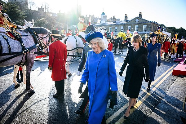 Vor dem militärischen Empfang fuhren Steinmeier und Büdenbender mit ihren Gastgebern per Kutsche durch die Straßen von Windsor. - © Bernd von Jutrczenka/dpa
