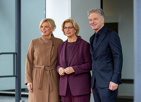 Die saarländische Ministerpräsidentin und Bundesratspräsidentin Anke Rehlinger (SPD) (M.) begrüßt zum Tag der Deutschen Einheit in ihrem Land ein besonderes Paar: Bundestagspräsidentin Julia Klöckner (CDU) mit ihrem Lebensgefährten Jörg Pilawa. - © Pinter Laszlo/dpa