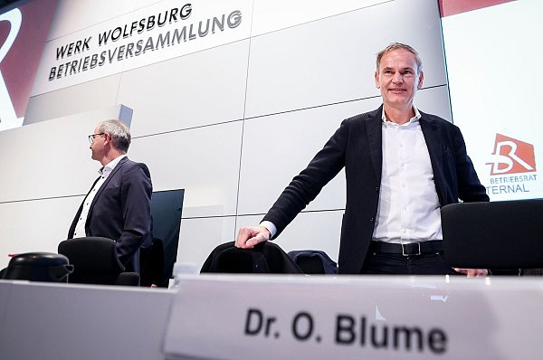 Konzernchef Oliver Blume verteidigt vor der Belegschaft den strikten Sparkurs. - © Ronny Hartmann/AFP POOL/dpa