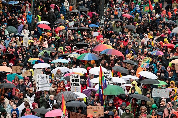 Die «Stadtbild»-Debatte hat bundesweit zu Demonstrationen geführt. (Archivbild) - © Focke Strangmann/dpa