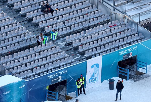 Fast leere Tribünen in Oberstdorf. - © Karl-Josef Hildenbrand/dpa