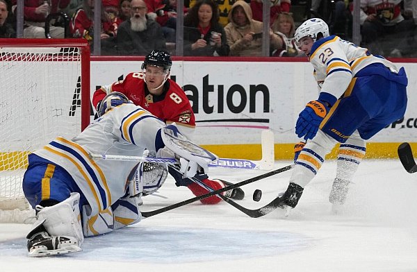 Nico Sturm (Mitte) von den Florida Panthers könnte bereits zum zweiten Mal Stanley-Cup-Champion werden. - © Lynne Sladky/AP/dpa