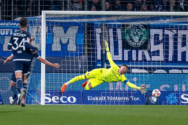 Keine Chance für Bochums Torhüter Timo Horn: 2:0 für Dresden. - © David Inderlied/dpa