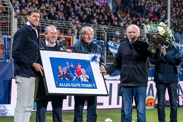 Abschiedsgeschenk für Hermann Gerland in seiner Heimatstadt Bochum nach einer langen Trainerkarriere. - © David Inderlied/dpa