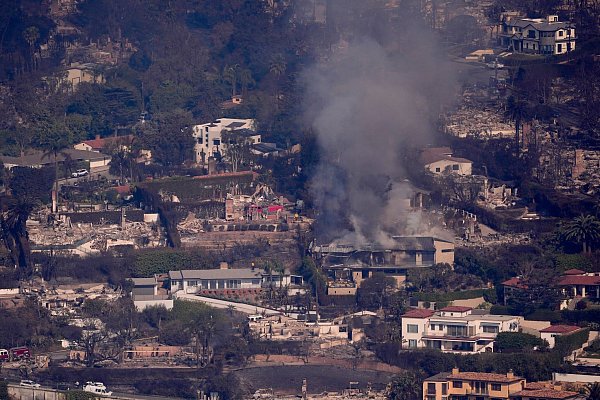 Etwa 10.000 Häuser sollen den Feuern schon zum Opfer gefallen sein. - © Mark J. Terrill/AP/dpa