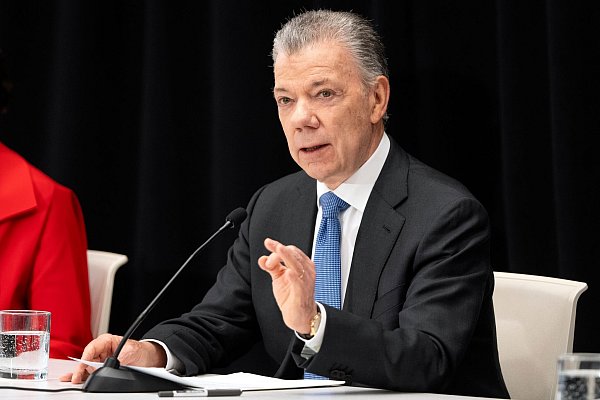Der ehemalige kolumbianische Präsident und Friedensnobelpreisträger Juan Manuel Santos warnte vor verschiedenen existenziellen Bedrohungen. - © Mark Schiefelbein/AP/dpa