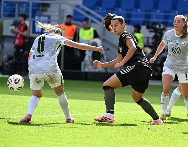 Endlich wieder Bundesliga: Lena Oberdorf (M) steht vor ihrem ersten Ligaspiel für den FC Bayern. - © Uli Deck/dpa
