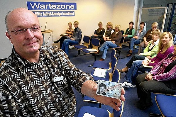Heribert Zelder, Leiter des Paderborner Einwohner- und Meldeamtes, hält ein Musterexemplar des neuen Personalausweises in die Fotokamera. Gestern Nachmittag fand in der Stadtverwaltung die inzwischen dritte Schulung der Mitarbeiterinnen und Mitarbeiter mit Blick auf die ab Dienstag geltenden Formalitäten statt. - © FOTO: HANS-HERMANN IGGES