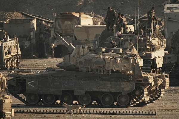 Israelische Panzer an der Grenze zum Gazastreifen. - © Leo Correa/AP/dpa