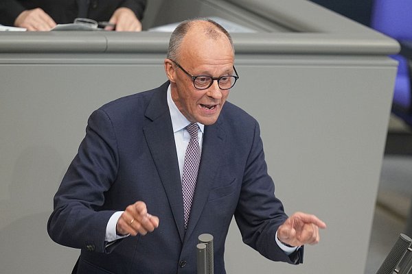 Kanzler Friedrich Merz (CDU) stimmte im Bundestag auf große Reformen ein. (Archivfoto) - © Michael Kappeler/dpa